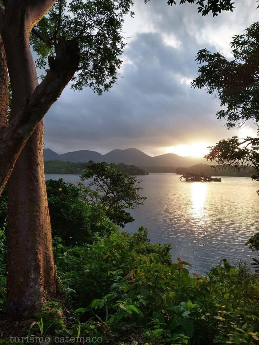 Laguna de Catemaco al amanecer durante el congreso anual de brujos auténticos