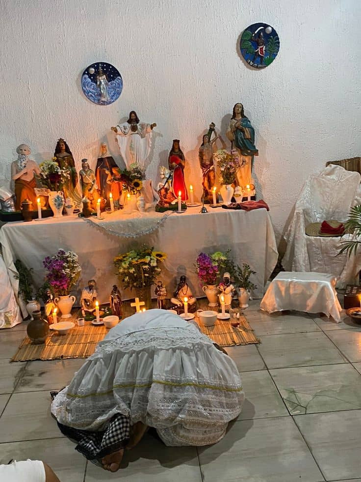 Amarre de matrimonio con anillos consagrados y listón rojo