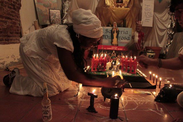 Ritual de separación de amantes con tijera de hierro sobre sal